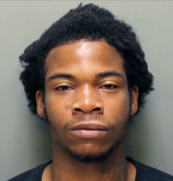 Robert Davis est recherché par la police de Philadelphie pour le meurtre de Josh Kruger Robert Davis est recherché par la police de Philadelphie pour le meurtre de Josh Kruger