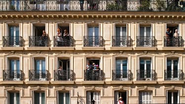 Les immeubles haussmaniens ont généralement six étages et deux balcons.