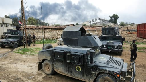 Les forces irakiennes du contre-terrorisme avancent dans les rues de Mossoul, le 21 mars 2017