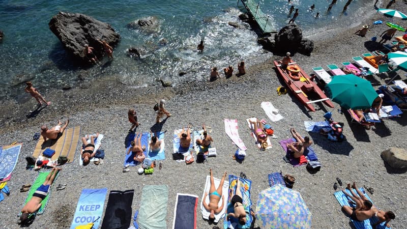 Des vacanciers prennent le soleil à Santa-Margherita Ligure, en Italie.