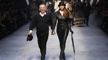 Lors de la présentation de la collection de prêt-à-porter imaginée par Jean-Paul Gaultier pour l'hiver prochain pour Hermès. Le groupe a décidé de mettre fin à sa collaboration avec le couturier. /Photo prise le 10 mars 2010/REUTERS/Benoît Tessier