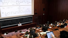 Des étudiants suivant un cours à l'Institut de mathématiques d'Orsay de l'université Paris-Saclay, le 17 septembre 2021 (photo d'illustration).