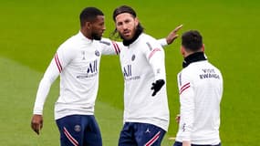 Il va enfin pouvoir être sur la feuille de match. Plus de quatre mois après son arrivée au PSG, Sergio Ramos va faire partie du groupe qui se déplacera à Manchester City, ce mercredi en Ligue des champions (21h). La fin d’un long tunnel pour le défenseur espagnol, qui a enchaîné les problèmes physiques depuis le début de saison. Blessé à un genou, puis touché au mollet, l’ancien capitaine du Real Madrid a dû prendre son mal en patience à l’infirmerie du Camp des Loges. Sa situation a créé pas mal de frustration chez les supporters et fait naître de nombreuses rumeurs, en Espagne notamment. 
Après avoir repris l’entraînement il y a plusieurs semaines, le taulier de 35 ans est désormais "opérationnel". Reste à savoir si Mauricio Pochettino prendra le risque de l’aligner à l’Etihad Stadium. Alors qu’il n’a plus joué un match de haut niveau depuis mai dernier, Ramos est à court de rythme. Et l’intensité d’une telle rencontre n’est peut-être pas idéale pour une reprise. En même temps, le charisme et l’expérience du champion du monde 2010 peuvent être de précieux atouts pour Paris. 
Un changement de schéma avec Ramos?
D’autant que l’arrière-garde rouge et bleue ne respire pas la sérénité ces derniers temps. Depuis le début de la saison, le club de la capitale a encaissé 14 buts en 14 journées de Ligue 1 et 5 en 4 matchs de C1. Une perméabilité difficilement compatible avec ses objectifs élevés. Le retour aux affaires de Ramos va offrir à Pochettino un secteur défensif plus solide. Avec Marquinhos, Presnel Kimpembe, Thilo Kehrer, Abdou Diallo et le jeune El Chadaille Bistshiabu (16 ans). 
De là à repenser son schéma pour évoluer avec trois centraux? Ce choc dans l’antre des Skyblues apportera peut-être un premier élément de réponse. En cas de victoire à l’Etihad, le PSG validera son billet pour les 8es de finale de la Ligue des champions. Les partenaires de Kylian Mbappé peuvent également se qualifier en fonction du résultat de Bruges-Leipzig.


