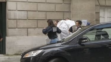 Des agents de police amenant les suspects au Palais de justice de Pau