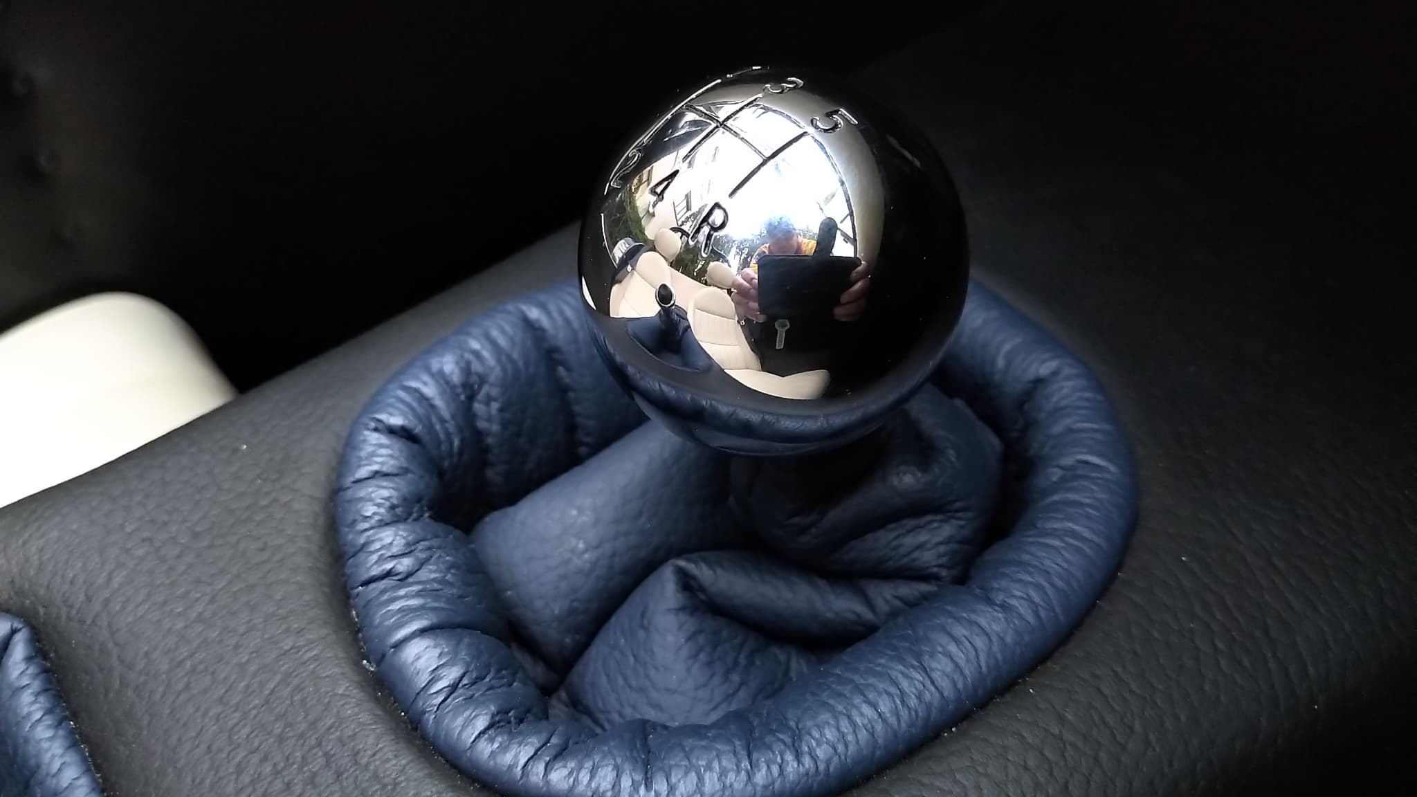 Caterham affiche le sens du détail, comme sur cette boule de levier de vitesses chromée.