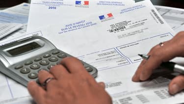 Une personne consulte son avis d'impôt sur le revenu 2010, le 20 septembre 2010 à Lille (photo d'illustration).