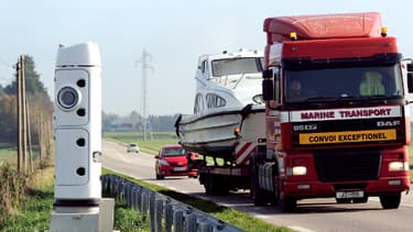 Un camion passe devant une borne écotaxe, à Lisieux, en novembre dernier.