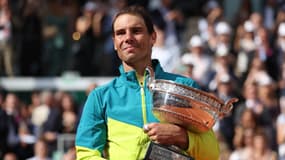 Rafael Nadal avec la Coupe des Mousquetaires.