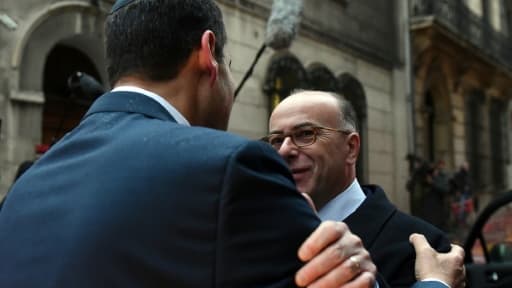 Bernard Cazeneuve, alors ministre de l'Intérieur, rencontre le président du consistoire israélite de Marseille Zvi Ammar, le 14 janvier 2016 à Marseille Bernard Cazeneuve, alors ministre de l'Intérieur, rencontre le président du consistoire israélite de Marseille Zvi Ammar, le 14 janvier 2016 à Marseille