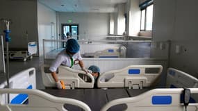 Des soignantes installent des lits dans un hôpital - Image d'illustration 