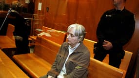 Monique Olivier (c), l'ex-femme du tueur en série Michel Fourniret, sur le banc des accusés de la cour d'assises des Ardennes, le 29 mai 2008