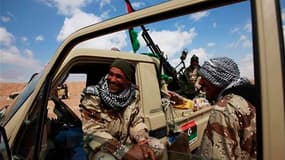Rebelles stationnés dans les environs d'Ajdabiah. Le chef du Conseil national de transition a déclaré que les insurgés libyens étaient prêts à conclure un cessez-le-feu sous conditions, notamment le retrait des forces de Mouammar Kadhafi des villes de l'o