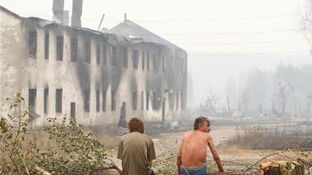 Dans la région de Novgorod durement touchée par les feux.Le patriarche orthodoxe russe Cyrille a prié pour la pluie dimanche alors que des incendies de forêts continuent de ravager la Russie occidentale et menacent de se propager en raison d'une canicule