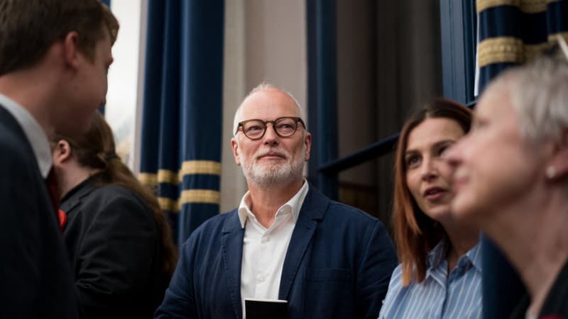 Pour protéger les travailleurs remplacés par l'intelligence artificielle, le Royaume-Uni réfléchit à un revenu universel financé par les boîtes de la tech