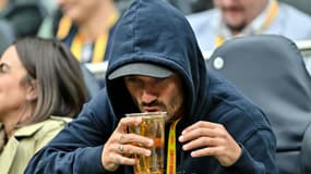 Antoine Griezmann buvant une bière au match de NFL entre les Jacksonville Jaguars et les Chicago Bears
