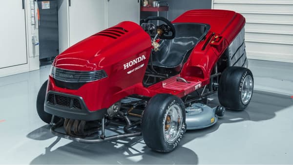 Avec son moteur de plus de 190 ch, la "tondeuse méchante" de Honda est prête à battre le record de vitesse.