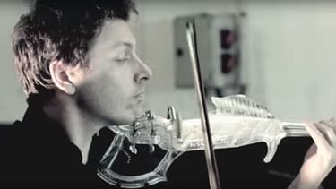 Le violon a été réalisé en résine transparente.