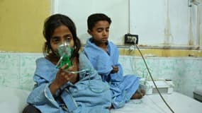 Des enfants syriens soignés dans un hôpital de campagne après des accusations d'attaque chimique par le régime sur la région de Chifouniyé dans la Ghouta orientale, le 25 février 2018