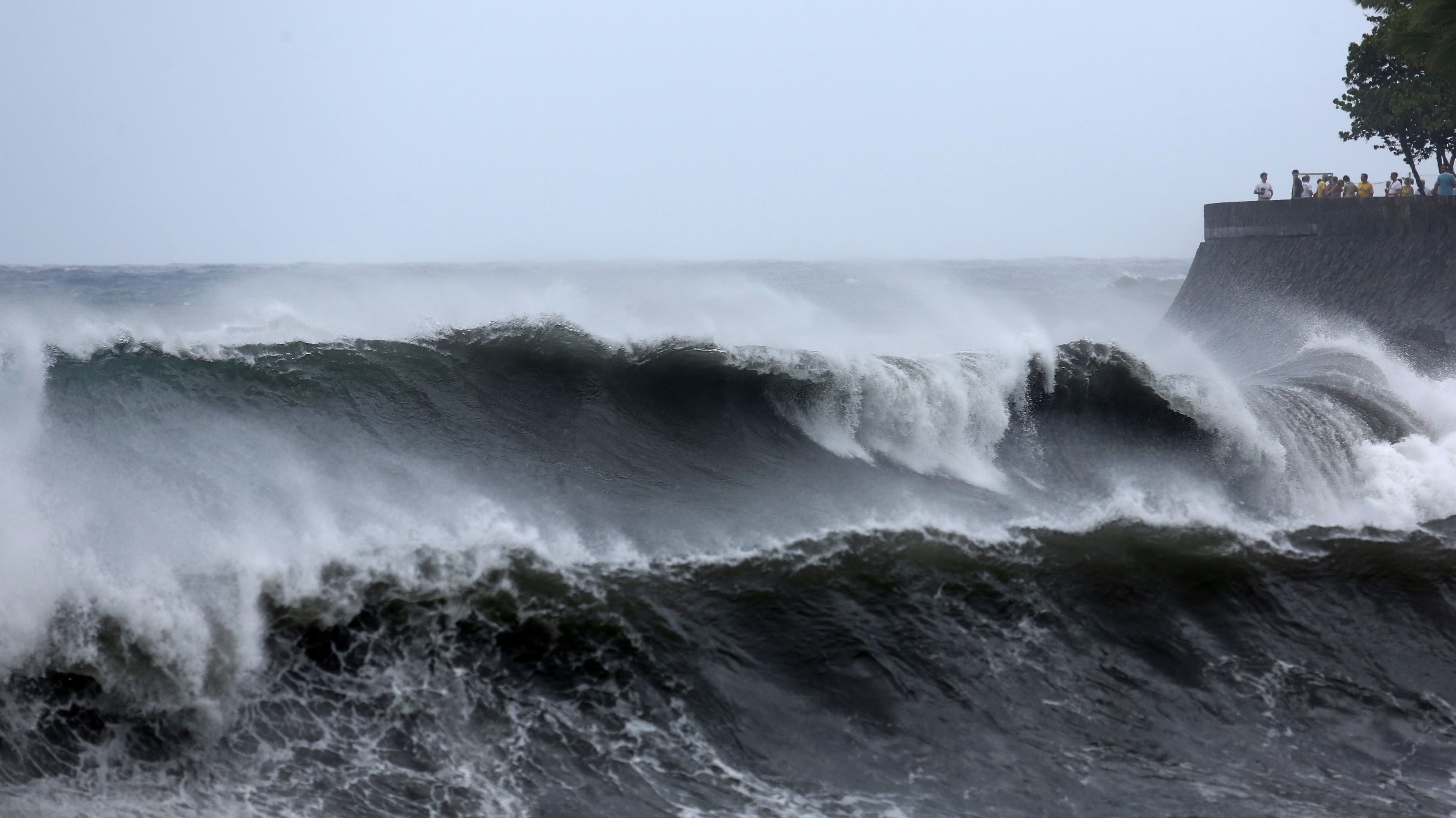 Cyclone à la Réunion : "On reste terré chez soi", raconte ...