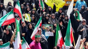 Des habitants se rassemblent pour une manifestation contre la vague de frappes israéliennes sur l’Iran dans le centre de Téhéran le 13 juin 2025.