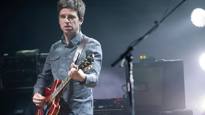 Noel Gallagher en  concert  Philadelphie avec son groupe Noel Gallagher's High Flying Birds en 2011.