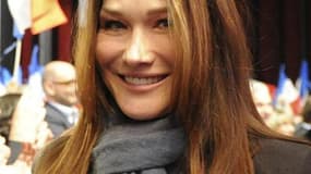 L'épouse du président de la République, Carla Bruni-Sarkozy, a demandé aux médias de "respecter le droit à la vie privée" après la publication, notamment dans l'édition de jeudi de Paris Match, de photos la montrant en compagnie de sa fille Giulia, cinq m