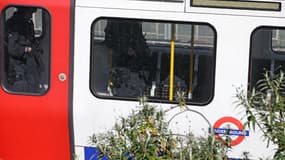 Des policiers circulent dans le métro à la station Parsons Green le 15 septembre 2017