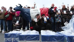 Des producteurs de lait réunis à Paris le 13 février 2024.