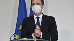 Le ministre de la Santé Olivier Véran lors d'une conférence de presse le 26 janvier 2021 à Paris