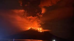 Le mont Ruang, au nord-est des Célèbes, en Indonésie, en éruption, le 17 avril 2024.