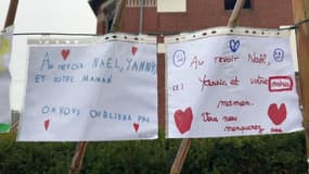 Des dessins affichés devant la mairie de Vimy (Pas-de-Calais) lundi 18 novembre 2024, en hommage à Laëtitia, Naël et Yanis, une mère et ses deux fils morts dans un accident de la route sur l'A26 le 16 novembre 2024.
