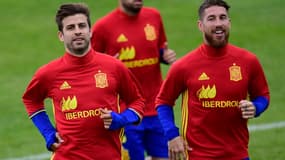 Sergio Ramos (à droite) a demandé au public du Bernabéu de ne pas siffler le barcelonais Gerard Piqué (à gauche)
