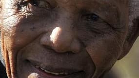 L'ancien président sud-africain Nelson Mandela, 92 ans, a été hospitalisé dans la nuit de mercredi à jeudi à Johannesburg pour subir des examens de routine. Cette hospitalisation a suscité à travers le pays une vague de rumeurs alarmistes qui a conduit le
