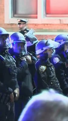 La police de New York déloge plusieurs dizaines de manifestants pro-palestiniens du campus de l’université Columbia 