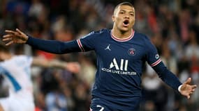 La joie de Kylian Mbappé, après son but marqué contre Marseille, lors de la 32e journée de Ligue 1, le 17 avril 2022 au Parc des Princes