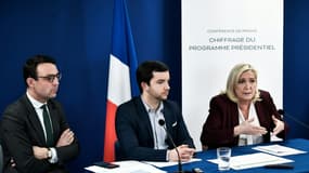 Renaud Labaye (G), Jean-Philippe Tanguy et Marine Le Pen lors d'une conférence de presse pour présenter le chiffrage de son programme, à Paris le 23 mars 2022