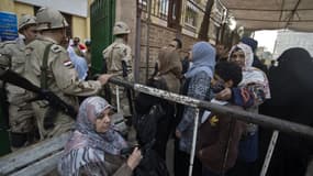 Forces de sécurité egyptiennes déployées ce mardi matin devant un bureau de vote du Caire, où les électeurs faisaient la queue.