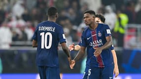 Ousmane Dembélé réconforté par Nuno Mendes après son tir raté lors de PSG-Flamengo, le 17 décembre 2025