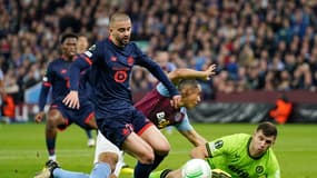 Le Lillois Zhegrova face à Martinez lors du match Aston Villa-Lille