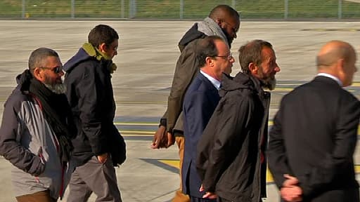 Les ex otages d'Arlit à leur arrivée sur le tarmac de Villacoublay, mercredi.