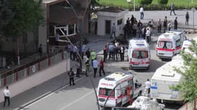 Des ambulances garées devant le quartier général de la police de Gaziantep, après l'attentat contre celui-ci, le 1er mai 2016.