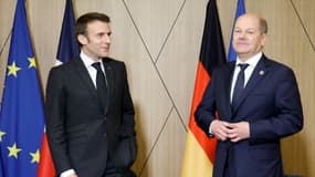 Le président français Emmanuel Macron et le chancelier allemand Olaf Scholz (D), le 6 décembre 2022, à Tirana en Albanie
