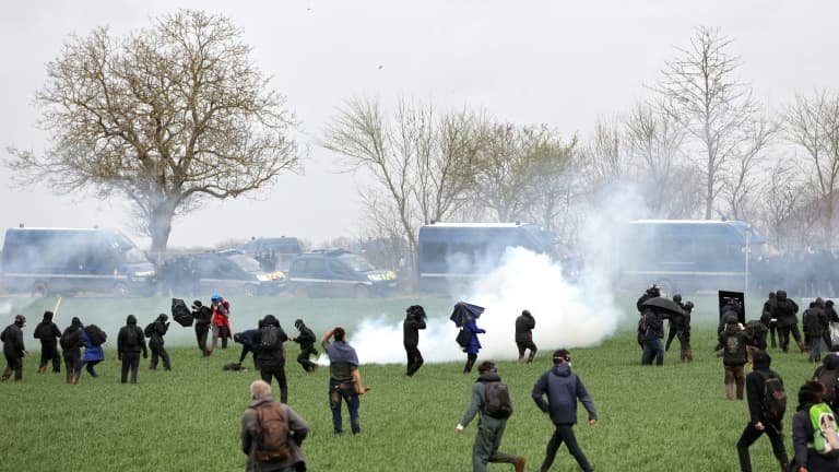 Affrontements entre des forces de l'ordre et des opposants à la construction de "bassines" de rétention d'eau, à Sainte-Soline dans les Deux-Sèvres, le 25 mars 2023. PHOTO D'ILLUSTRATION