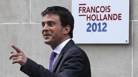 Manuel Valls, nommé mercredi ministre de l'Intérieur, est à 49 ans l'un des hommes à poigne du Parti socialiste, une réputation ébauchée auprès du Premier ministre Lionel Jospin à la fin des années 1990 et peaufinée ces derniers mois dans l'ombre de Franç