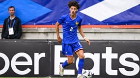 Maghnes Akliouche sous le maillot des Bleuets face à la Bosnie-Herzégovine le 10 septembre 2024.