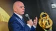 Gianni Infantino avec le trophée de la Coupe du monde des clubs lors d'une conférence de presse, le 10 juin 2025.