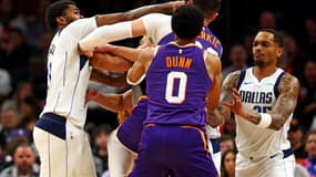 Marshall et Nurkic en sont venus aux mains, lors de la rencontre de NBA entre Phoenix et Dallas, le 28 décembre 2024.