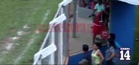 Un arbitre agressé en plein match