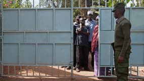 Un soldat surveille l'entrée d'un bureau de vote à Nairobi, lundi 4 mars.