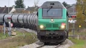Un train de marchandises transportant des céréales entre en gare, à Illiers-Combray, sur la ligne ferroviaire Courtalain-Chartres, dans l'ouest de la France, le 18 novembre 2024.